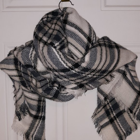 LIMITED TIME SALE: True Craft Black and White Blanket Scarf - Picture 1 of 4